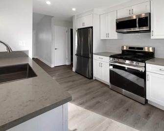 Sheryl's Ville is your Eco Friendly Home away from Home, near Intern. Airport - Georgetown - Cocina