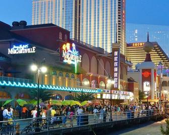 2br 3ba Beachfront Rental In Town Cozysuites - Atlantic City - Edificio