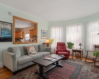 Portland B&B room - steps from Eastern Prom and beach and close to town too! - Portland - Living room