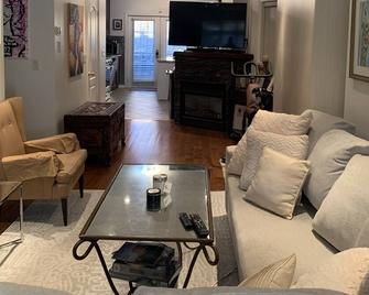 Small cozy room with bathroom on main floor - Toronto - Sala de estar