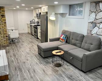 Adorable 1 Bedroom Suite With Kitchen Fireplace - Кембридж - Вітальня