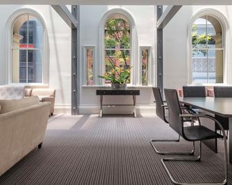 Oaks Brisbane on Charlotte Suites - Brisbane - Bar