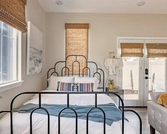 Stylish San Diego Oasis with Jacuzzi, Pool, Firepit and Close to Great Trails - San Diego - Habitación