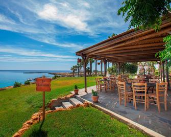 Cavo Maris Beach Hotel - Protaras - Patio