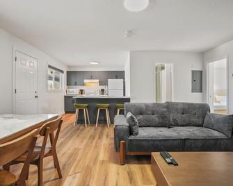 Saga Resort - Wasaga Beach - Living room