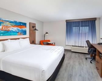 La Quinta Inn & Suites by Wyndham Nashville Airport - Nashville - Bedroom