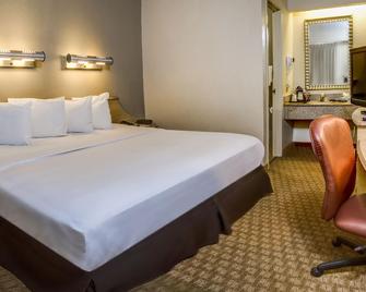 Midpointe Hotel By Rosen Hotels & Resorts - Orlando - Bedroom