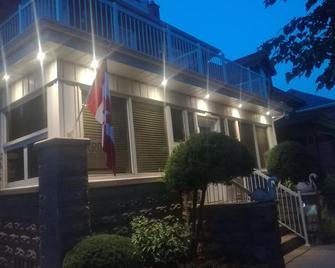Premier Suite at Stratford's Ambassador Inn Next Door - Stratford - Building