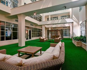 Embassy Suites Louisville Downtown - Louisville - Patio
