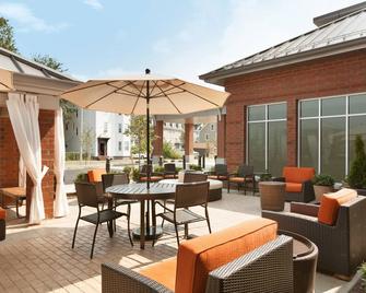 Hilton Garden Inn Boston Logan Airport - Boston - Patio