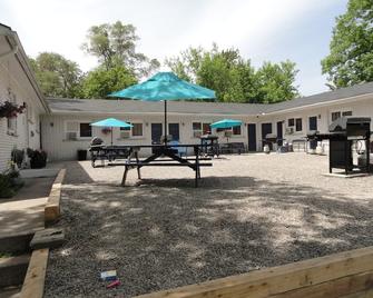 Edgewater Resorts - Edgewater By The Bay - Wasaga Beach - Patio
