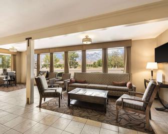 Best Western Frontier Motel - Lone Pine - Wohnzimmer