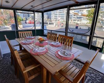 Making Waves Boatel - Toronto - Dining room