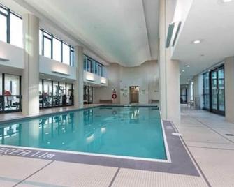 Spacious 2br - Pool Gym Sauna Hot Tub Free Parking - Toronto - Piscina