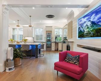 \'1855 Grand Mansion In Historical Charlestown\' 6 bed 4.5 bath Renovated 2021 - Boston - Vardagsrum