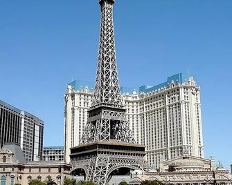 Heart of Las Vegas! Onsite Restaurant and Bar, Short Drive to The Strip! - Las Vegas - Building
