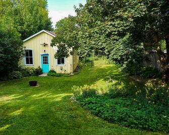 Century home 3 bed with Gas Fireplace/fenced yard and 5 minute walk to Broadway - Orangeville - Outdoor view