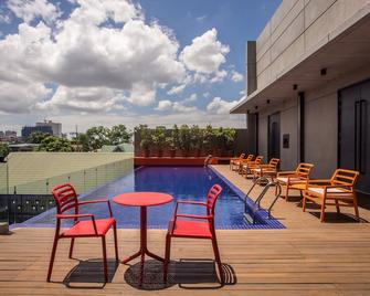 The B Hotel Quezon City - Quezon City - Pool