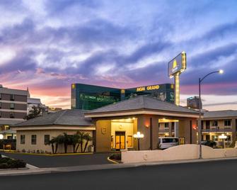 Days Inn by Wyndham Las Vegas Airport Near the Strip - Las Vegas - Edificio