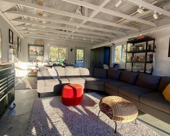 Grey Cottage in Port - Port Stanley - Lounge