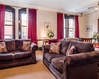 The Leo House - New York - Living room