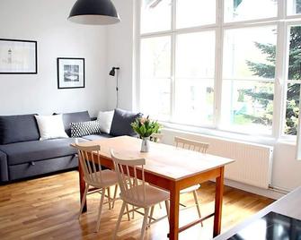 Family-friendly 2-room apartment with bath, living room and open kitchen - Berlín - Comedor