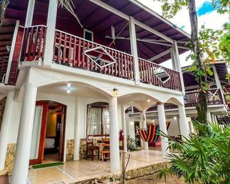 Fosters West Bay Resort - Coxen Hole - Patio