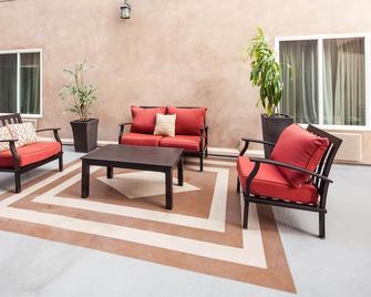 La Quinta Inn & Suites by Wyndham Inglewood - Inglewood - Βεράντα