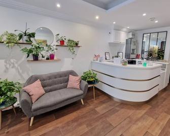 Hôtel Océanic - Paris - Front desk