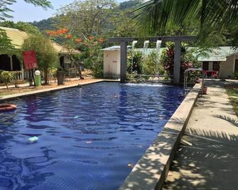 Green Village Langkawi Resort - Langkawi - Piscina