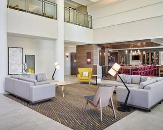 Holiday Inn & Suites Oakville @ Bronte - Oakville - Living room