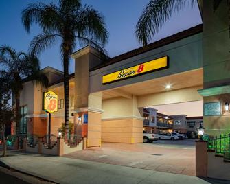 Super 8 by Wyndham North Hollywood - Los Angeles - Building