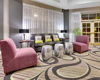 La Quinta Inn & Suites by Wyndham Dallas North Central - Dallas - Living room