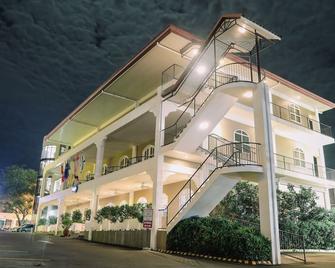 Kingsleys Hotel And Gastro Pub - Angeles City - Building