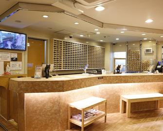 Shinjuku Kuyakusho-mae Capsule Hotel - Tokyo - Front desk