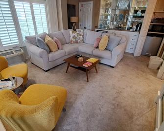 St Simons Inn - Saint Simons - Living room