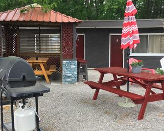 Edgewater Resorts - Edgewater Inn - Wasaga Beach - Patio